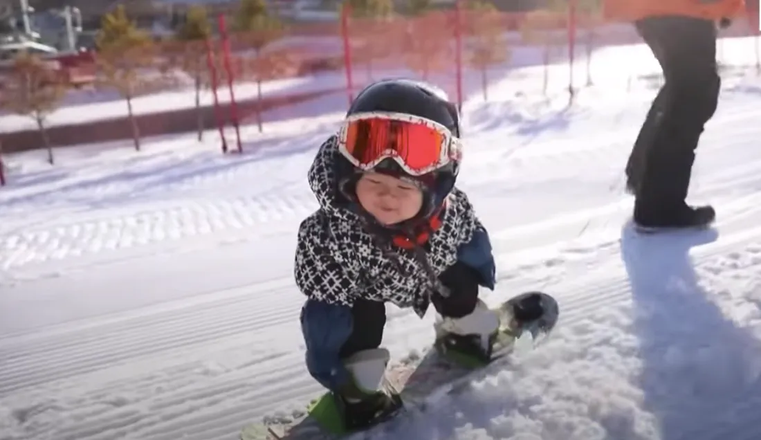 Ce bébé de 11 mois est déjà une stars du snowboard en Chine